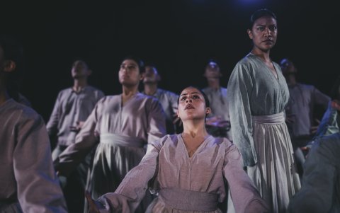 Andes está compuesta por seis cuadros coreográficos y se construyó a partir de una selección de trece temas del repertorio de Enrique Males.