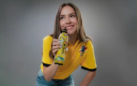 La propuesta incluye una edición limitada con diseños creados por artistas ecuatorianos e iniciativas para acercar la experiencia al público.