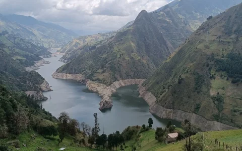 El embalse Mazar alimenta al complejo Paute Integral, que puede aportar más de 1.700 MW al sistema nacional.