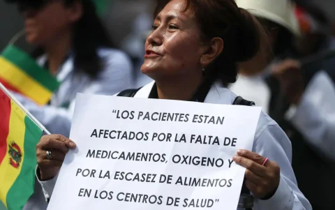 Una persona exige la renuncia del presidente Rodrigo Paz y pide libre transitabilidad para ambulancias, oxígeno y alimento para los pacientes,  en La Paz (Bolivia)