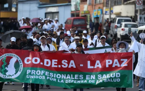 Médicos se manifiestan contra los bloqueos de carreteras que exigen la renuncia del presidente Rodrigo Paz.