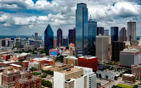 Dallas es una ciudad atractiva para los turistas.