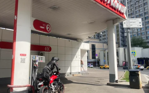 Gasolinera de Lukoil en Moscú. Las restricciones a la venta de gasolina y diésel llegaron este miércoles a las gasolineras de la capital rusa.