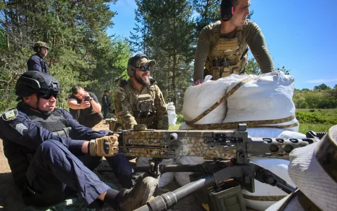 Soldados de la 13.ª Brigada Operativa 'Khartia' (Carta) de la Guardia Nacional de Ucrania en un campo de entrenamiento al noreste de Ucrania, 3 de junio de 2026.