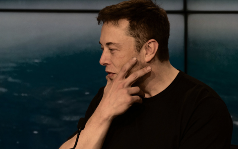 Elon Musk en un evento público, líder de Tesla y SpaceX.