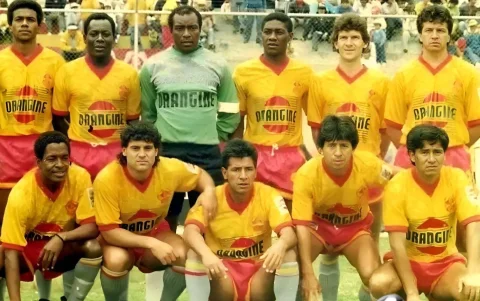 Santo González el primero de la izquierda cuando jugaba en Aucas.