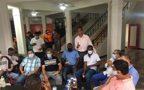 Santos González (parado) en una de reuniones con los amigos del fútbol.