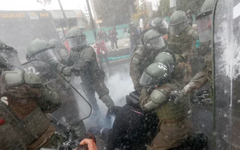 Estudiantes se enfrentan con Carabineros de Chile durante una protesta este miércoles, en Santiago (Chile)