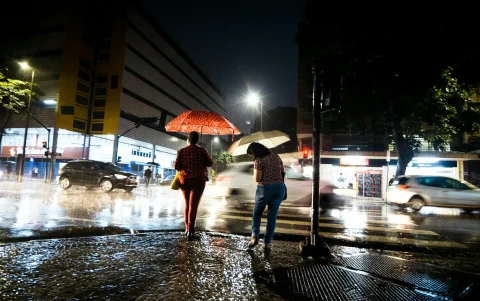 Conductores y peatones podrían enfrentar condiciones adversas debido a la reducción de visibilidad y las lluvias persistentes.