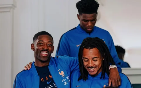 Jugadores de la selección de Francia comparten un momento de camaradería durante la concentración previa a su amistoso frente a Costa de Marfil.