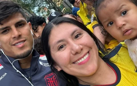 Gabriela Pacheco junto a Piero Hincapié (i) en la práctica de la selección de Ecuador en Columbus.