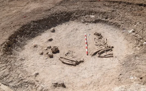 Tumba doble en proceso de excavación.