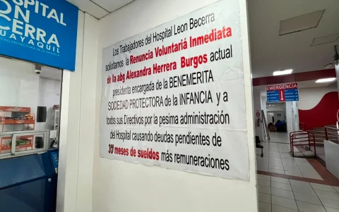 Pancarta colgada a la entrada del Hospital.