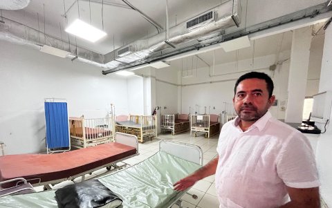 El gerente del León Becerra mostró en recorrido las partes que sí están atendiendo del Hospital.