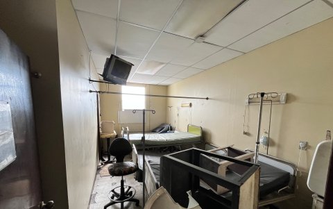 Salas del hospital están en desuso.