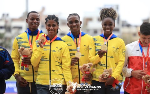 Anahí (i) junto al equipo tricolor de relevo mixto 4x100 m con el que ganó la medalla de oro en los Juegos Bolivarianos 2025.