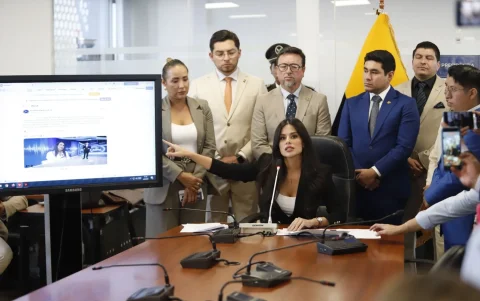 Diana Jácome se defendió sobre el audio atribuido a Inés Manzano en una rueda de prensa a la que acudieron algunos de sus compañeros de bancada.