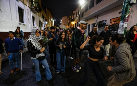Bailar, caminar y disfrutar es posible en la Ruta León, que llena de vida y seguridad la calle Vicente León hasta la noche.