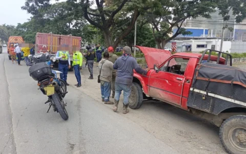Una camioneta y un tráiler fueron dos de los vehículos involucrados en el siniestro de vía a la costa semanas atrás.