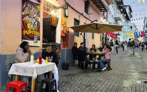 Empanadas, mote y platos típicos destacan en las huecas de la Ruta León en el Centro Histórico de Quito.