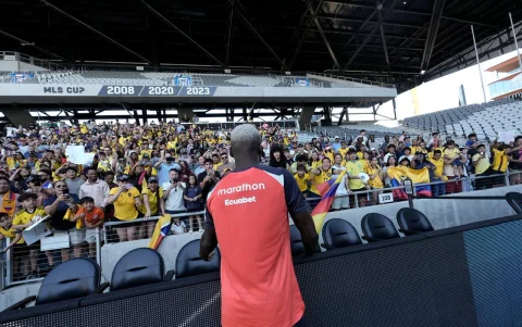 Moisés Caicedo saludo a los hinchas durante un entrenamiento con la selección de Ecuador en Columbus,