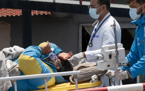 Sherpa, un guía del Monte Everest, fue encontrado con vida en el campamento base del Everest casi una semana después de su desaparición.
