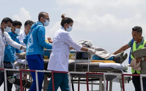 Hillary Dawa Sherpa, atendido por el equipo médico.