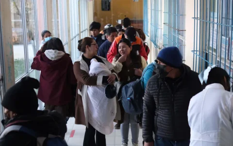 Personas esperan para ser atendidas en el Hospital del Niño este miércoles, en La Paz (Bolivia).