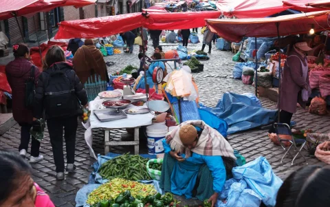 Personas recorren un mercado popular este miércoles, en La Paz (Bolivia).