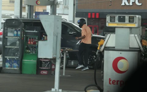 Delincuentes realizan un robo a un conductor en una gasolinera ubicada entre las avenidas Domingo Comín y Ernesto Albán.