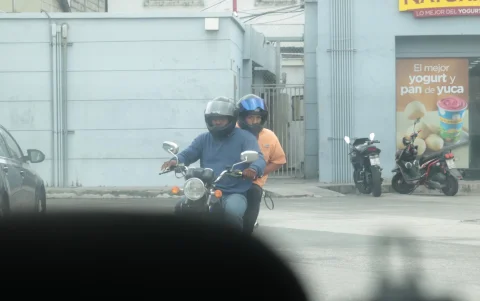 Los sospechosos huyeron en motocicleta tras apoderarse de 20.000 dólares que la víctima acababa de retirar de un banco.