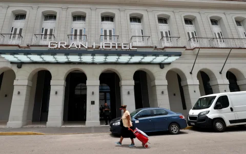 Una mujer camina frente a un hotel este 3 de junio de 2026, en La Habana (Cuba).