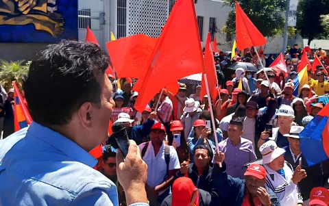 Vocero de Unidad Popular se dirige a simpatizantes durante una concentración
