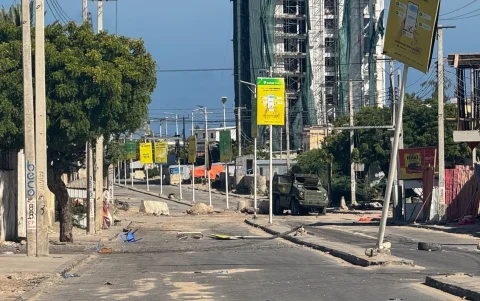 Se observa una calle vacía tras una protesta en Mogadiscio, Somalia, el 4 de junio de 2026.