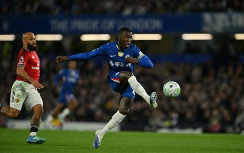 Moisés Caicedo es titular fijo en la volante de Chelsea.
