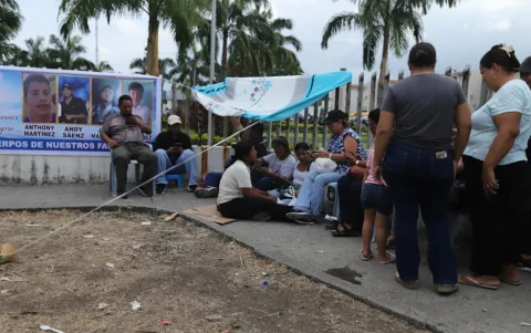 Familiares de jóvenes desaparecidos en los exteriores del Laboratorio de Criminalística de Guayaquil, la tarde de este jueves 4 de junio.
