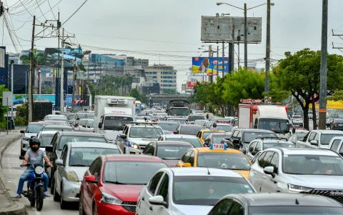 La avenida Juan Tanca Marengo registra congestionamientos diarios que se extienden por varias horas. Conductores cuestionan la gestión del tránsito durante la construcción de la solución vial.