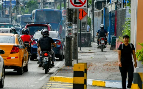Ante el colapso vehicular, algunos motociclistas invaden las aceras para avanzar, una escena cada vez más frecuente en la zona.