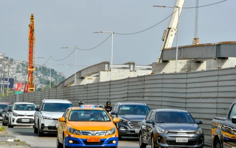 Entre bocinas, filas interminables y maniobras riesgosas, la movilidad en la Juan Tanca Marengo pone a prueba cada día la paciencia de conductores y peatones.