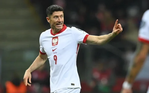 Robert Lewandowski se quedó sin Mundial porque Polonia no clasificó.