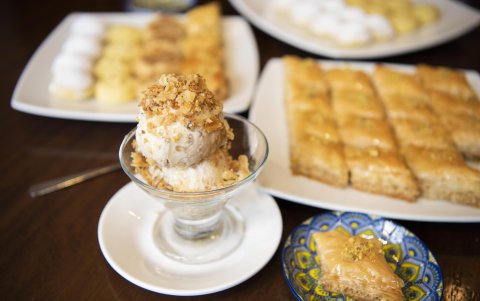 Los Baklawa, mamul, burma y tamer forman parte de una oferta que se completa con los helados artesanales que Roberto prepara personalmente.