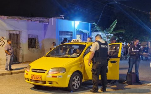En este taxi viajaban las víctimas asesinadas en el barrio Abdón Calderón en La Libertad