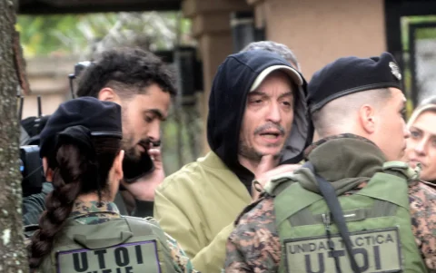 Máximo Kirchner, hijo de Cristina Kirchner visita la casa del Indio después de confirmarse su fallecimiento