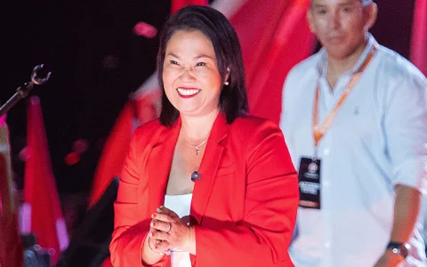 La candidata derechista Keiko Fujimori (c), reacciona durante el cierre de campaña este jueves, en Lima (Perú).