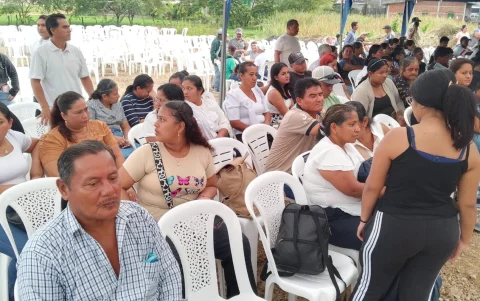 Familiares, amigos y habitantes de La T de Daule-Salitre participaron en el multitudinario velorio de los ocho jóvenes asesinados.