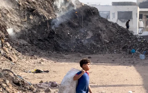 Montones de basura y escombros acumulados en la ciudad de Gaza.