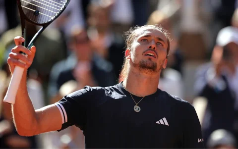El alemán Alexander Zverev celebra el pase a la final de Roland Garros tras ganar al checo Jakub Mensik.