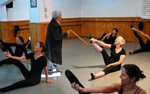Evelyn Cordero imparte una clase a estudiantes de entre 50 y 80 años en el Conservatorio Danza Experimental de Santiago el 19 de mayo de 2026.