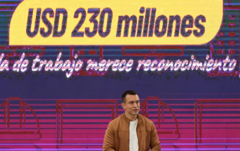 El presidente Daniel Noboa durante el anuncio de fondos destinados a jubilados con deudas pendientes desde 2017.