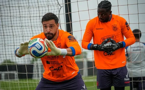 El portero Hernán Galíndez (i) en la práctica de Ecuador previo al Mundial 2026.